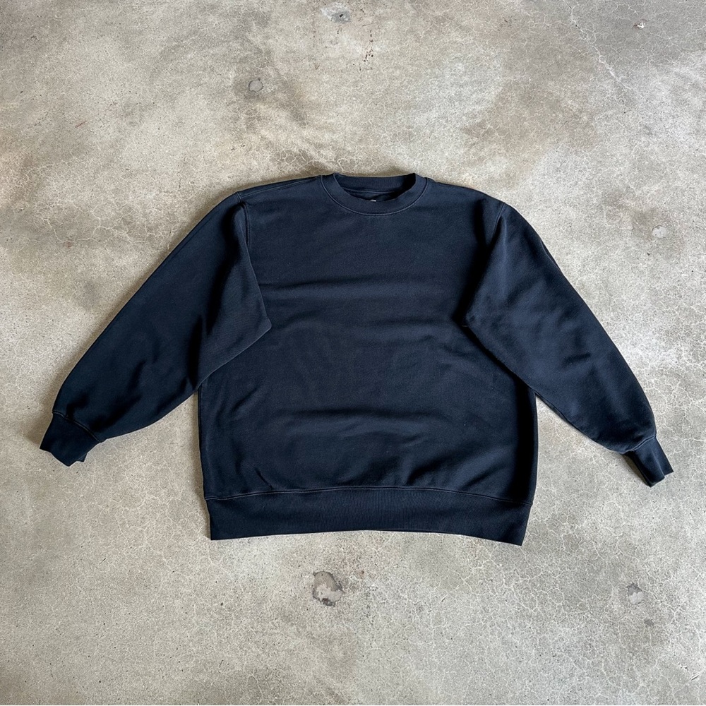 Uniqlo Black Crewneck Sweater with Relaxed Fit